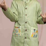 Green kurta set with embroidered pockets for boys